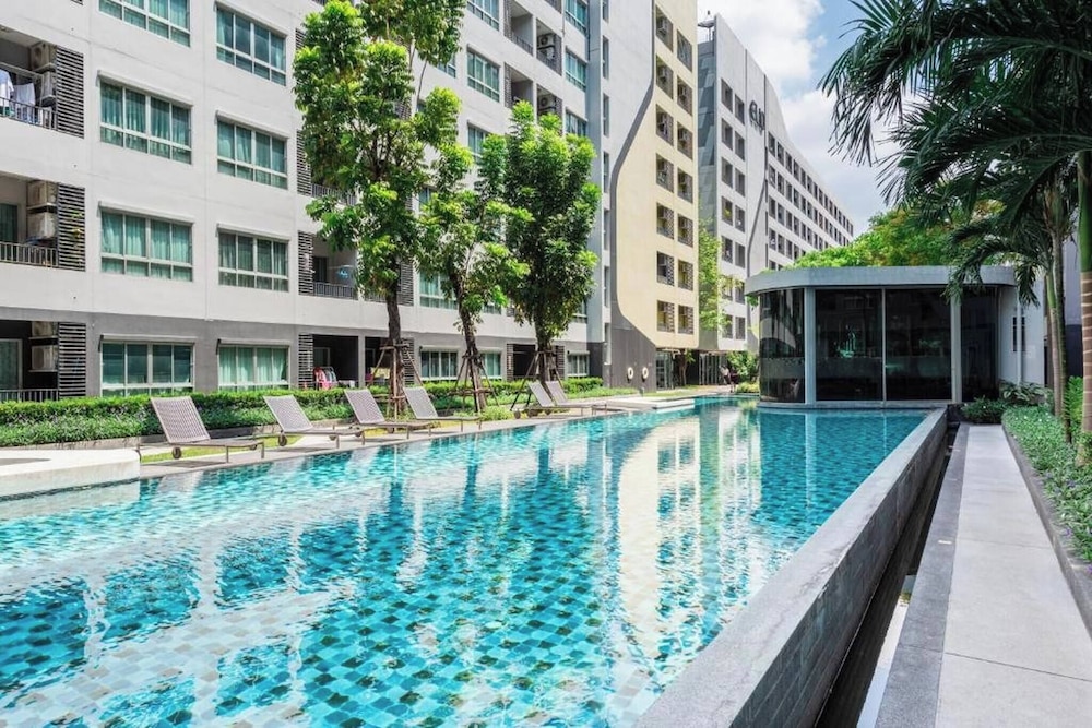 Modern Bangkok Apartment With Pool & Fitness
