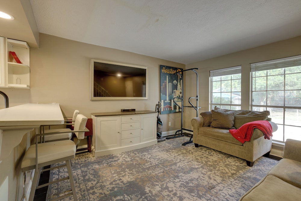 Near Airport & Interstate: Houston Area Townhome