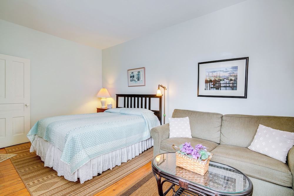 Walk to Beach: Cape May Home w/ Screened Patio!