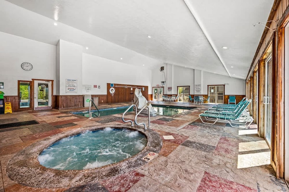 Sleeps 6 Indoor Pool Playground Hot Tub