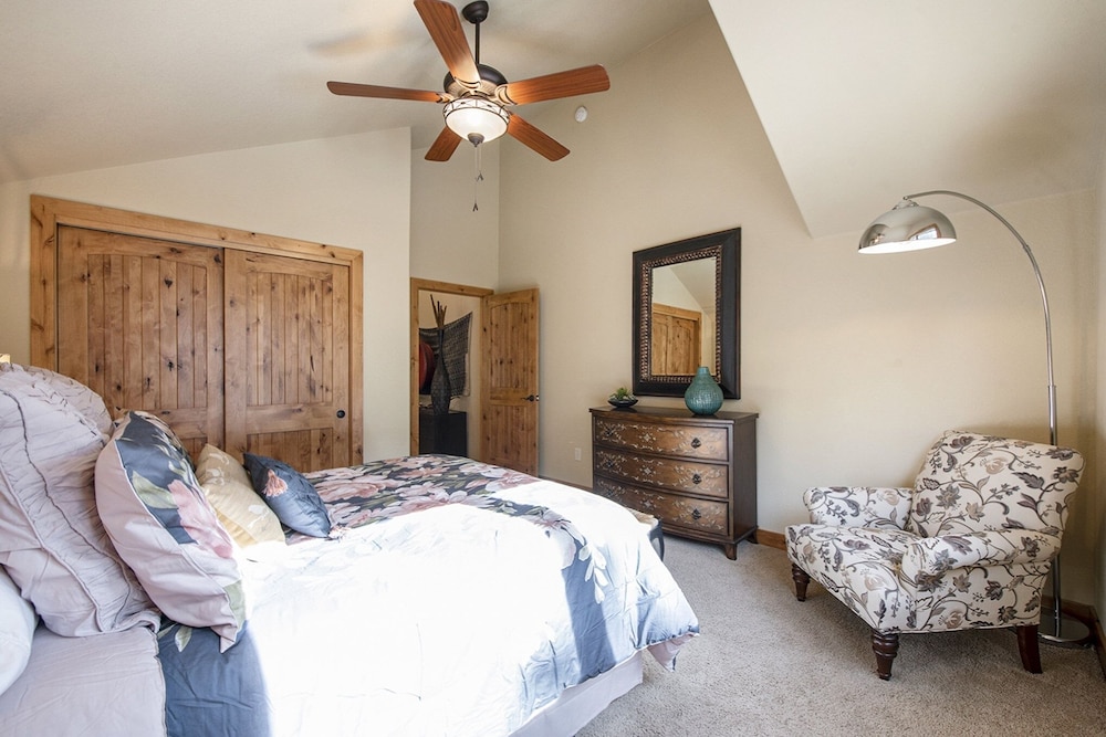 Fall River Retreat - Monthly Long-term Vacation Rental 3 Bedroom Townhouse by RedAwning