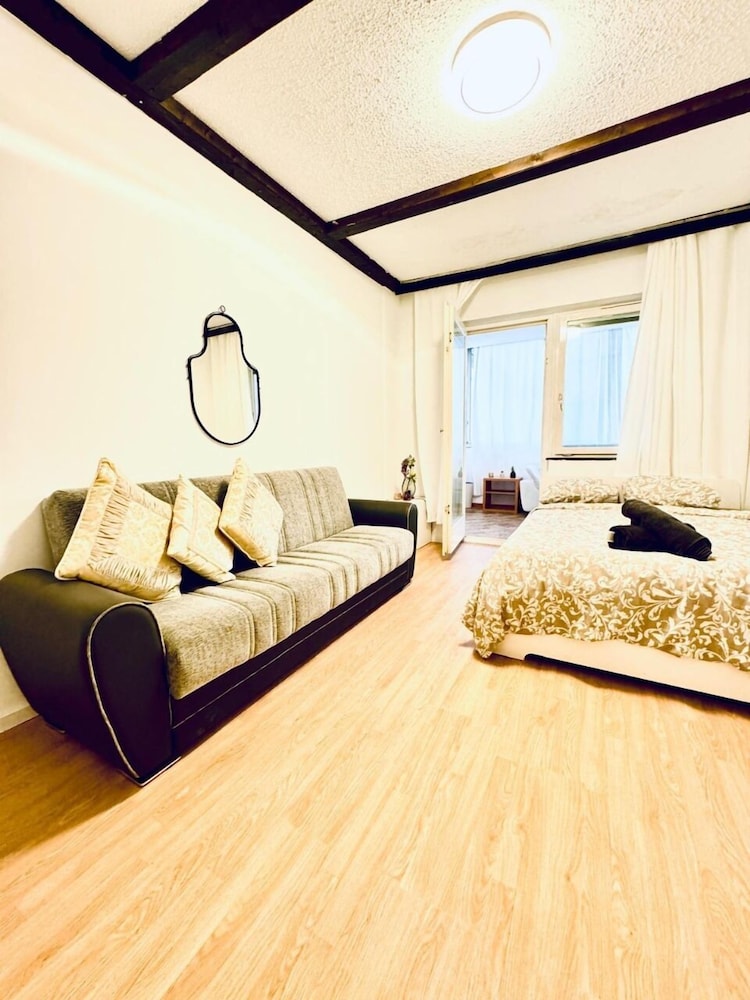 Cozy 7BR Villa Near Blumengarten