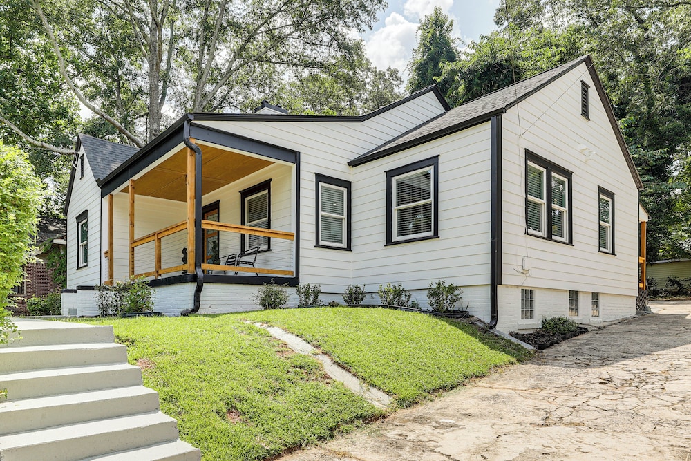 4 Mi to Aquarium & Arenas: Modern Atlanta Home