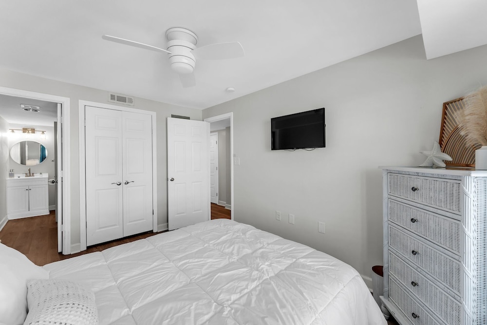 Oceanfront Gem Pool, Balcony, Modern Touch 3 Bedroom Condo