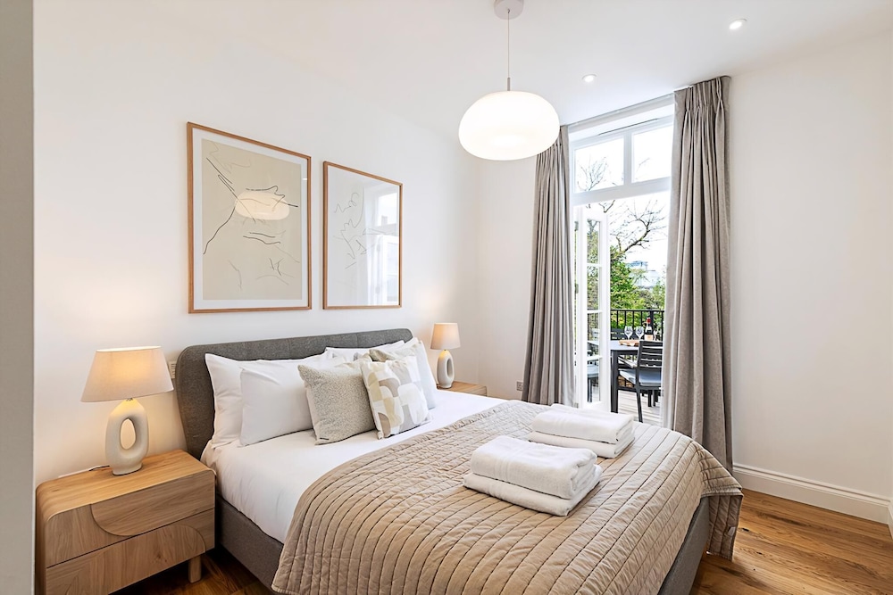 Stylish Chelsea Escape With Private Outdoor Oasis!