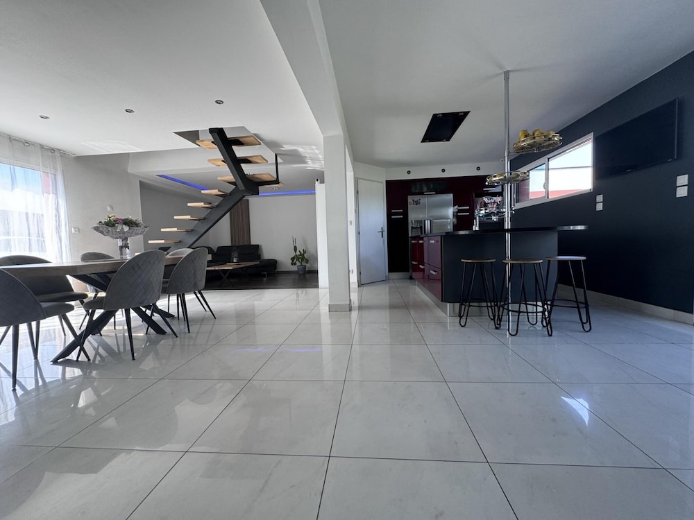 Spacious Retreat for 12 With Spa Option photo 5