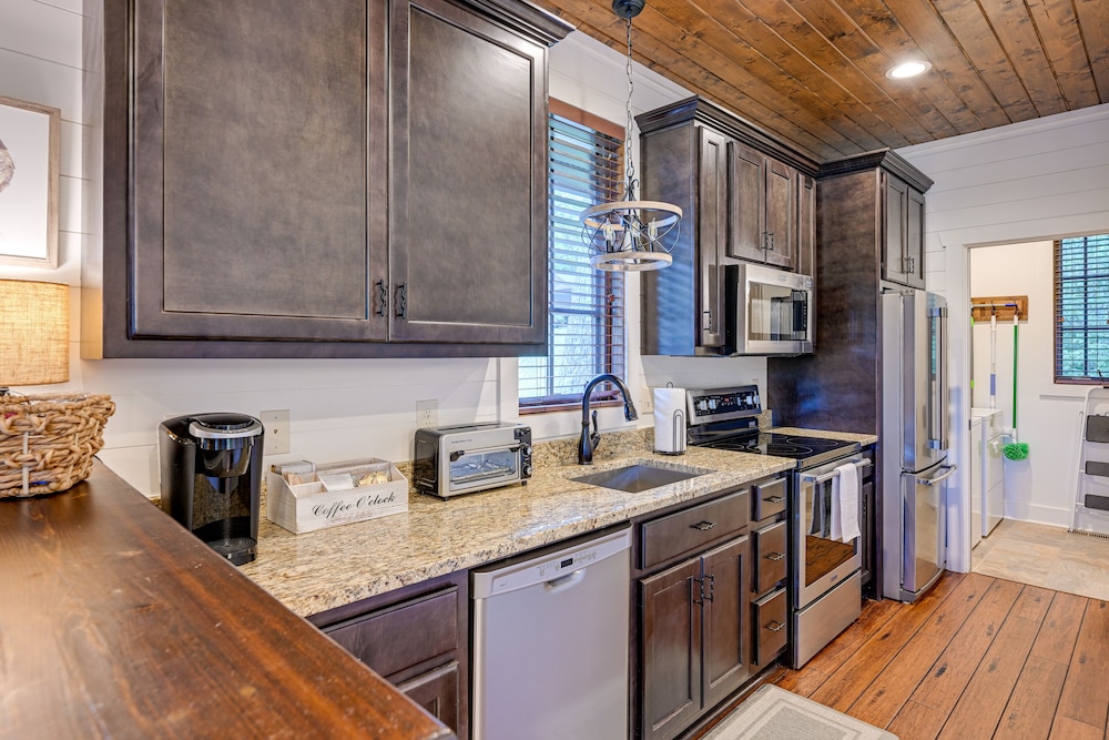 Modern-rustic Glenville Cabin: Golf, Hike + Unwind view 4