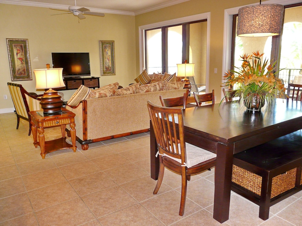Luxurious Esplanade Condo Overlooking bay