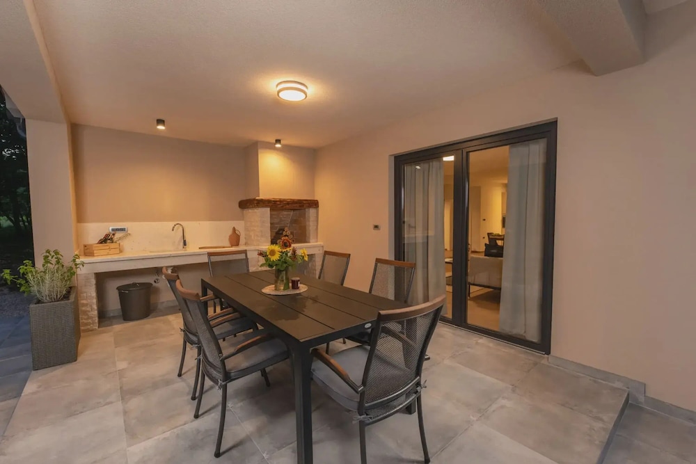 Photinia in Labin With 3 Bedrooms and 1 Bathrooms