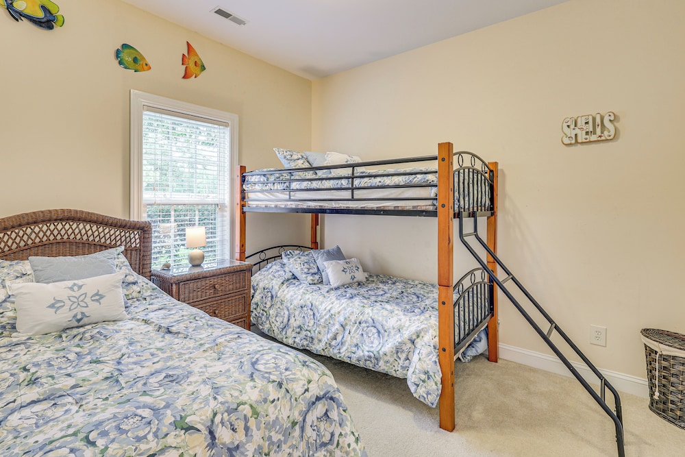 4 Mi to Sunset Beach: Resort-style Family Condo