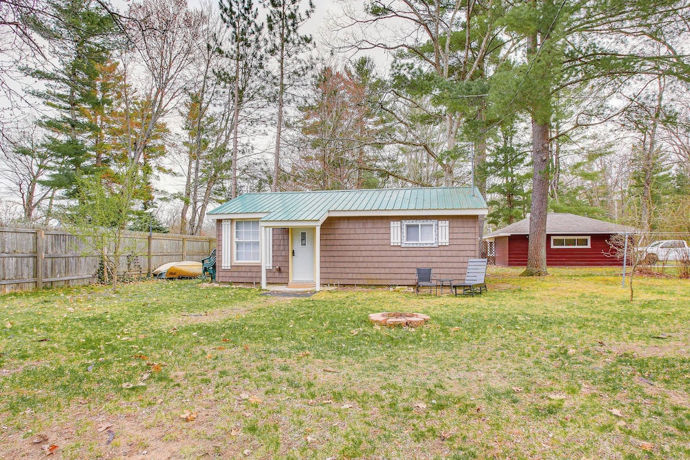 Updated Wellston Cabin, Walk to Lake Beach + Dock! view 3
