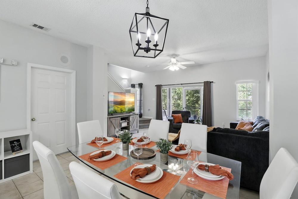 Disney Charm, Steps From Pool and Clubhouse!