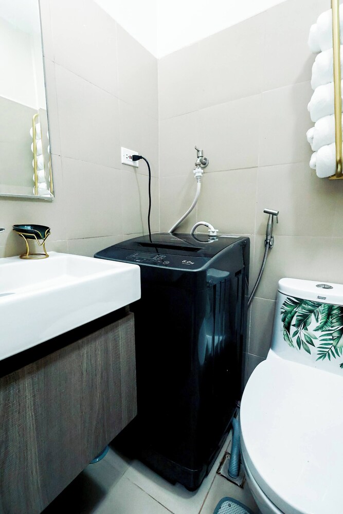 Sapphira Manor Luxurious Condo by the Bay