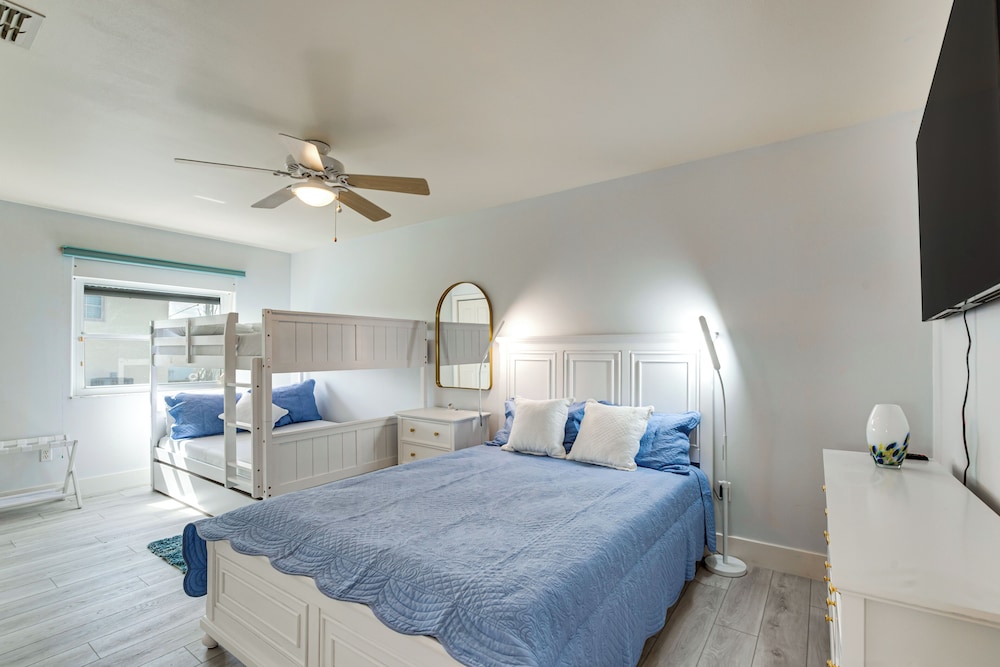 Waterfront Gem: Crystal River Family Home