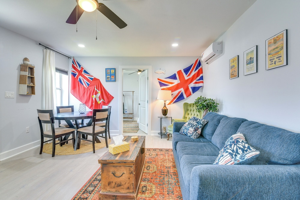 1 Mi to Pleasure Pier: Walkable Home in Galveston