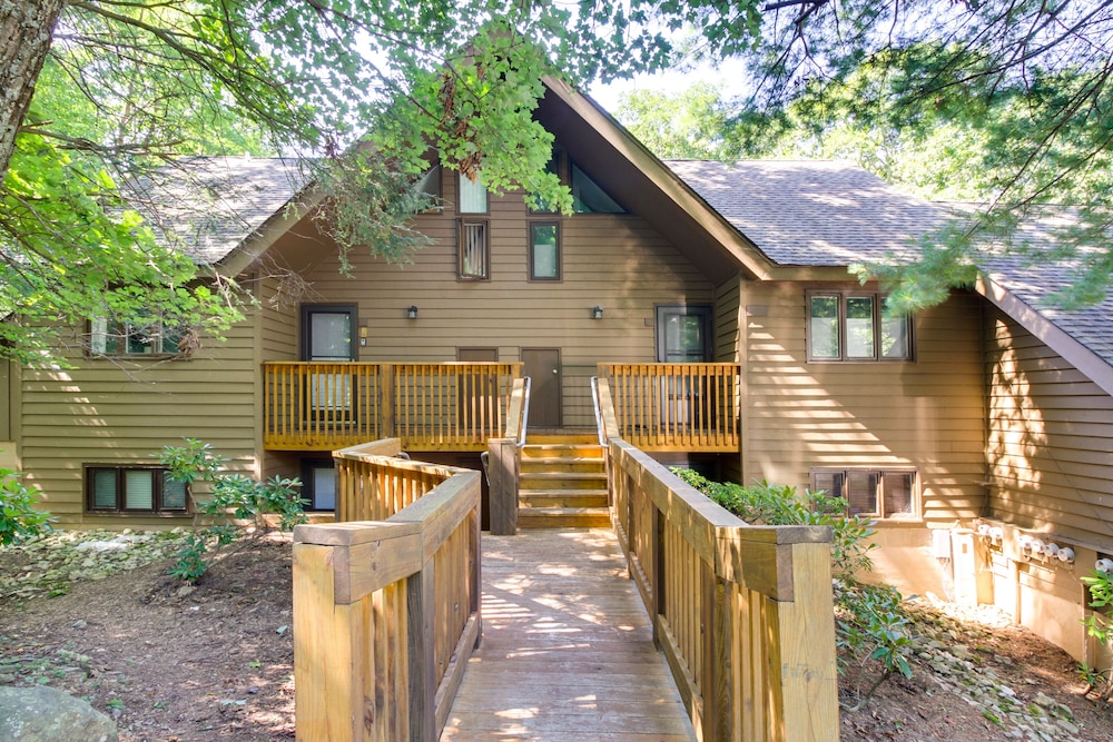 Wintergreen Resort Condo w/ Deck, 0.3 Mi to Slopes view 3