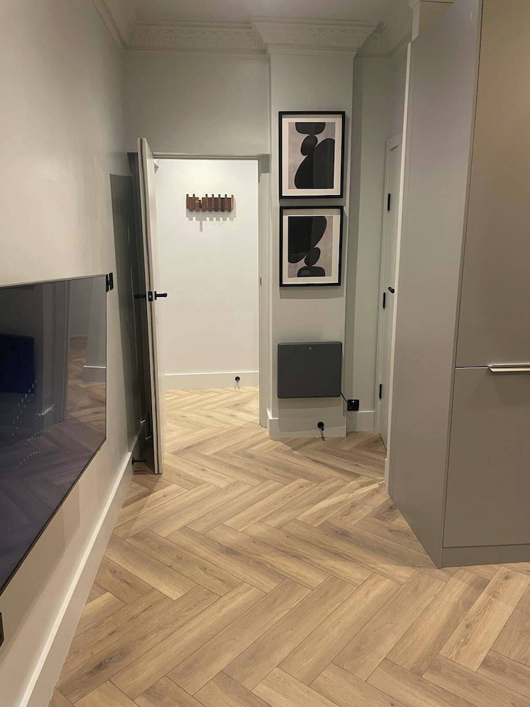 Nw119sg-modernapt-2guests-2br-1minhighstreet
