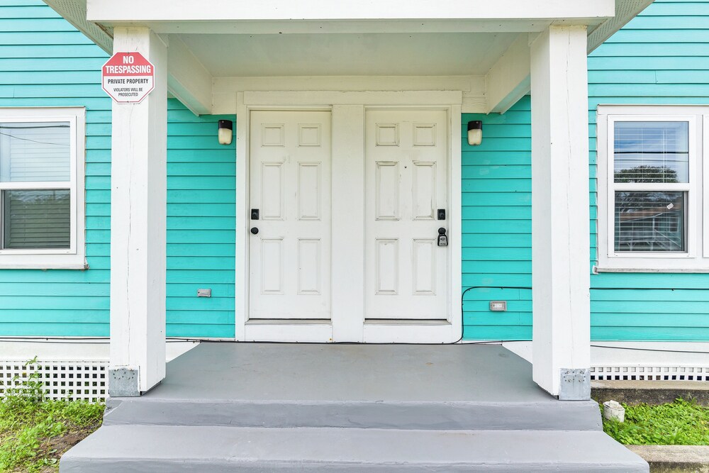 1 Mi to Historic Pleasure Pier: Galveston Home