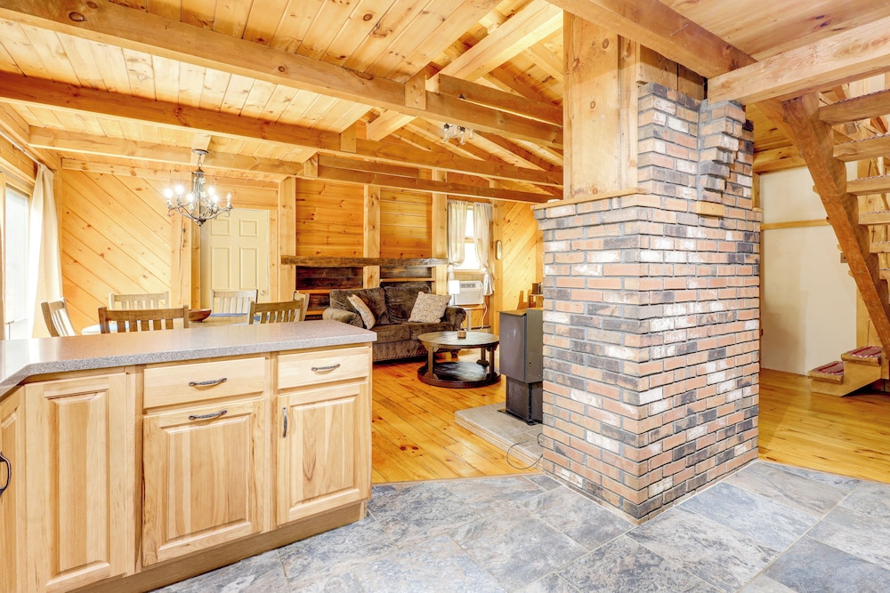 7 Mi to Glens Falls: Peaceful Retreat w/ Game Room