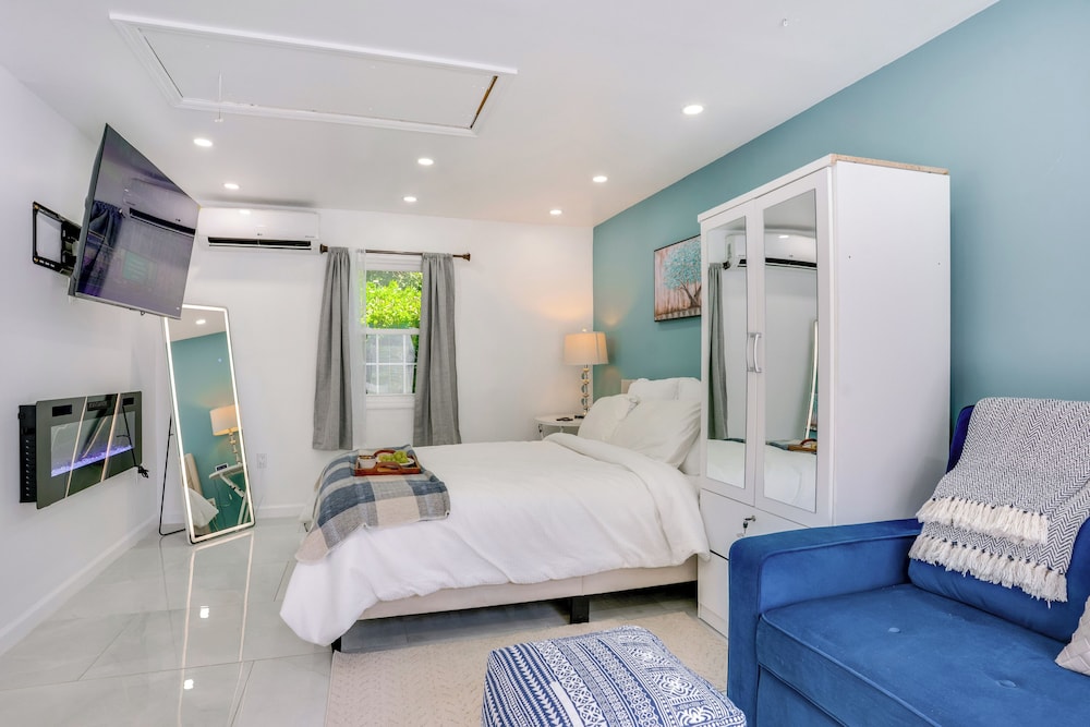 Easy NYC Access: Sleek Hillside Guest House