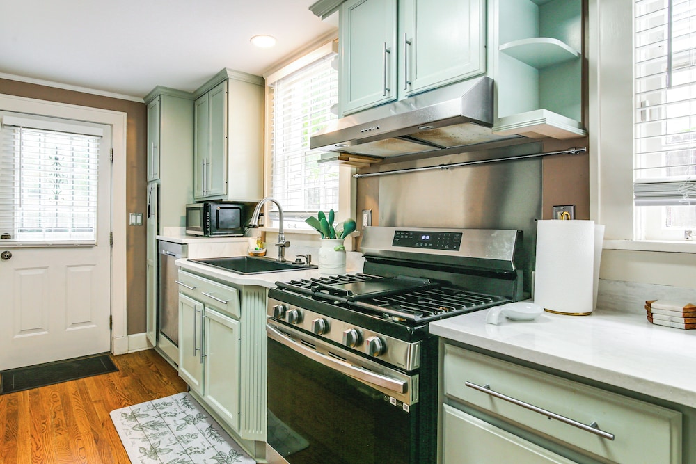 2 Mi to Memphis Zoo: Charming Home w/ Private Yard
