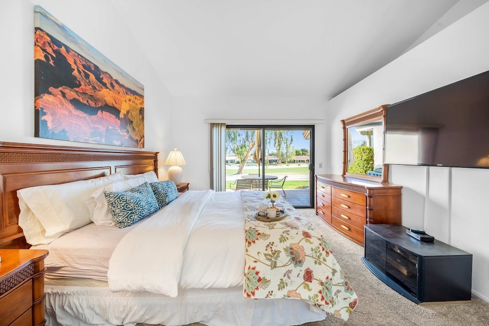 Charming Condo With Golf Course View