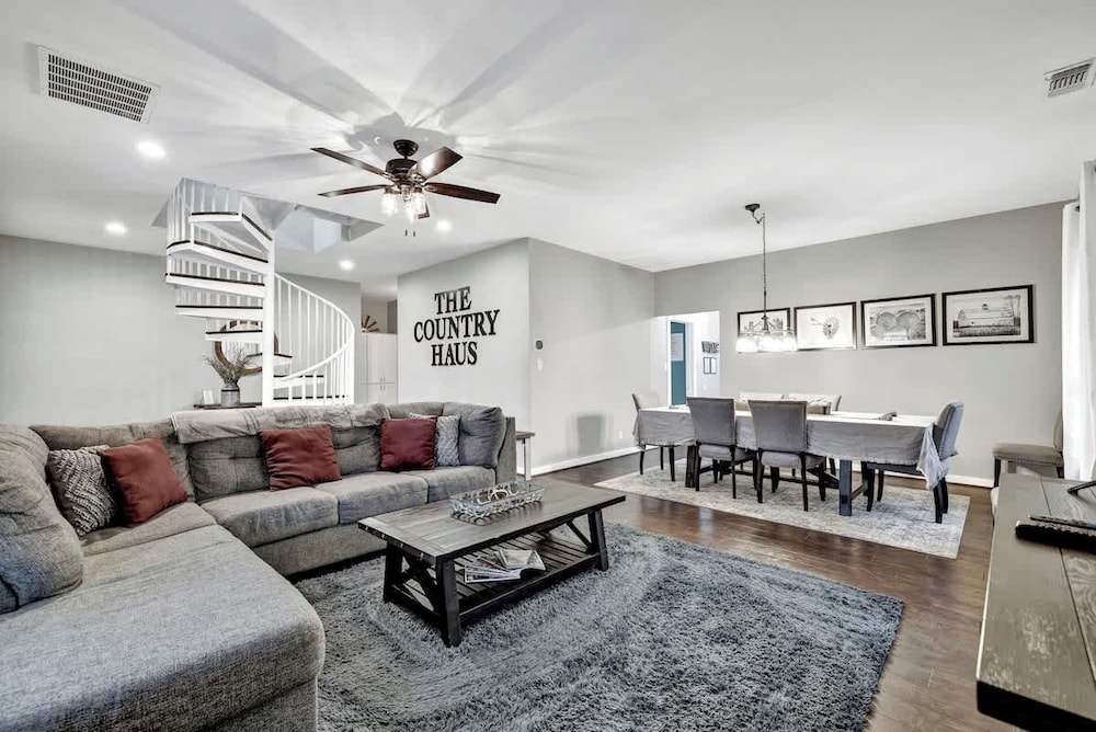 The Country Haus: Quaint Home 1 Mile From Downtown