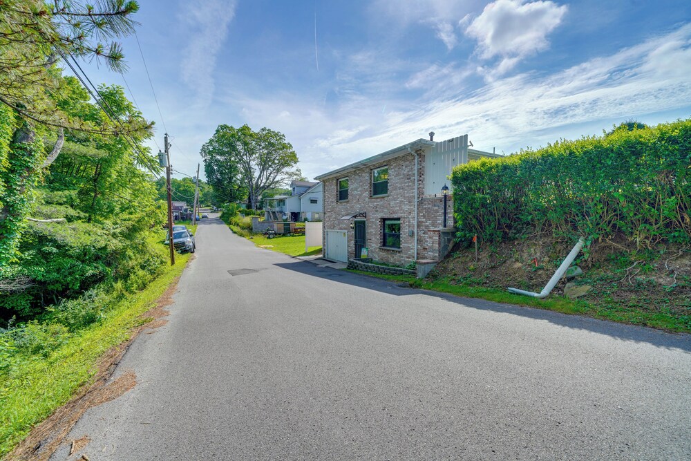 7 Mi to Beckley: Townhome Near Hiking & Fishing