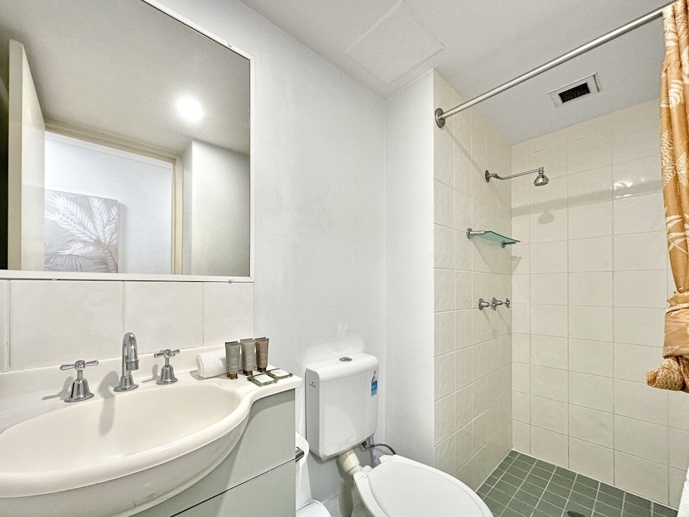 Brisbane Apt Near Dining, Shops and River Walks
