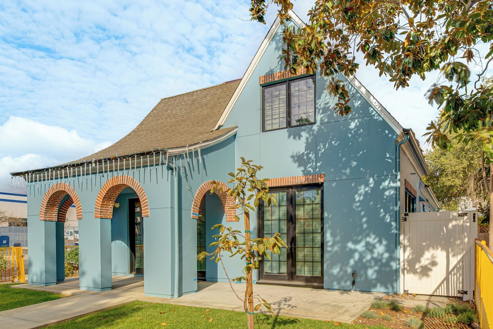 Shop, Dine & Explore Pasadena! Newly Built Home