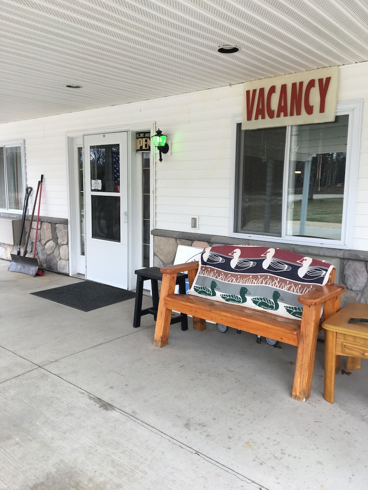 Scully's Manistee Outpost Motel