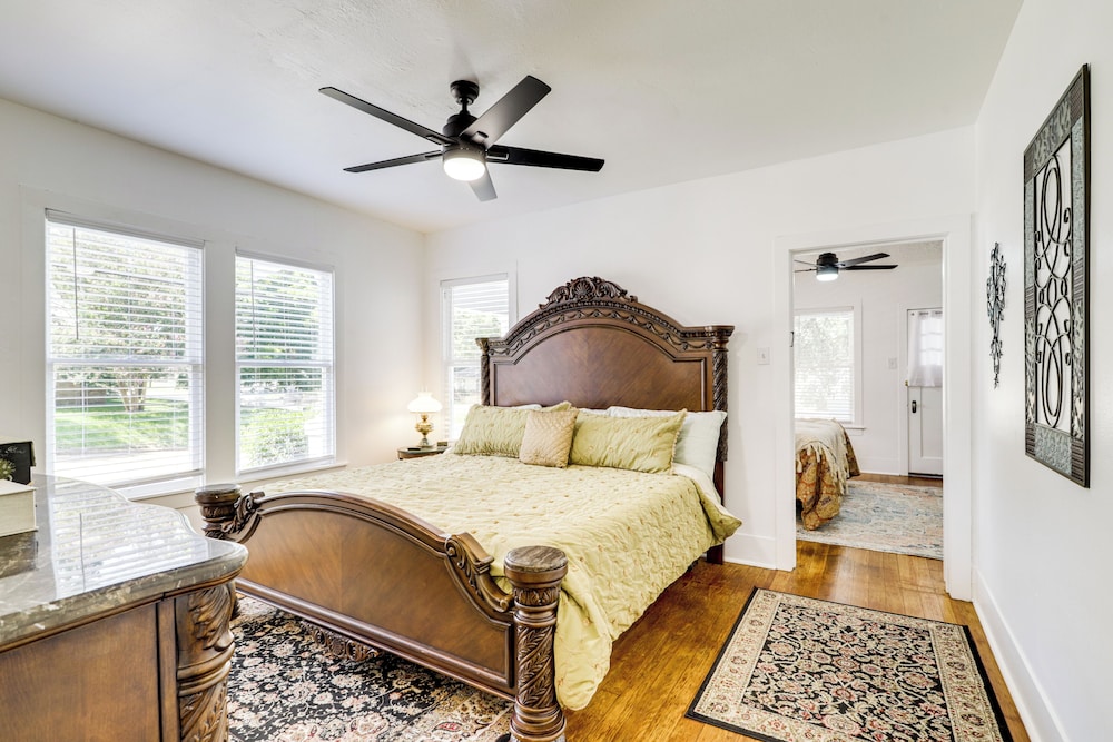 1 Mi to Dtwn! Restored 1930s Brenham Retreat
