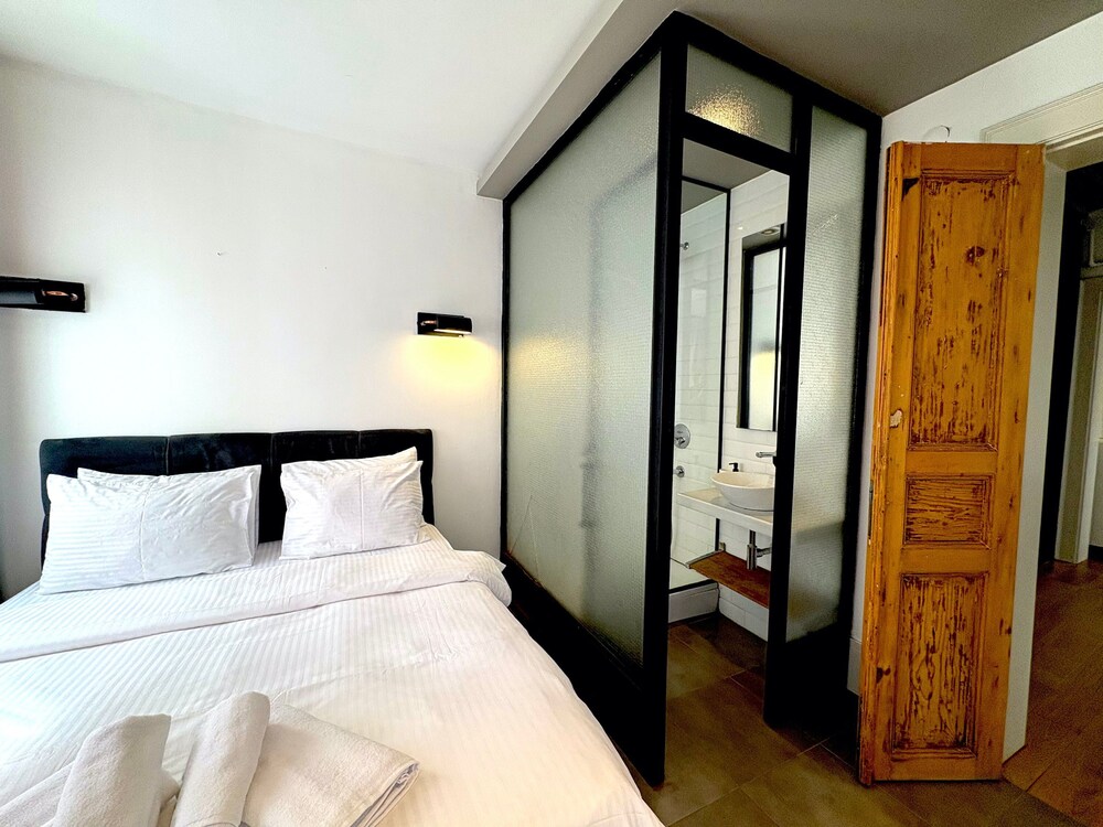 Galata Port Flats Chakra 2