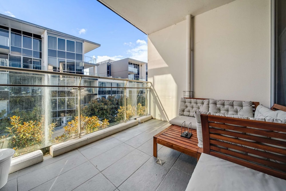 Canberra Lakefront 2-bed With Pool,