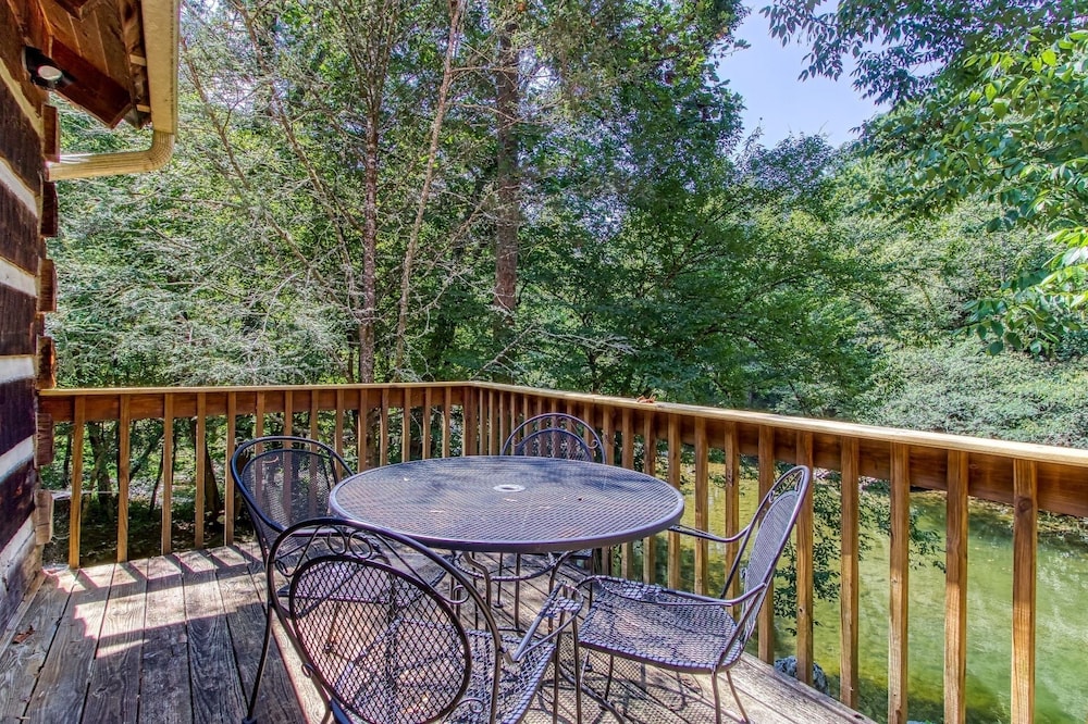 Valhalla - Private Rustic Getaway 2 Bedroom Cabin by RedAwning view 5
