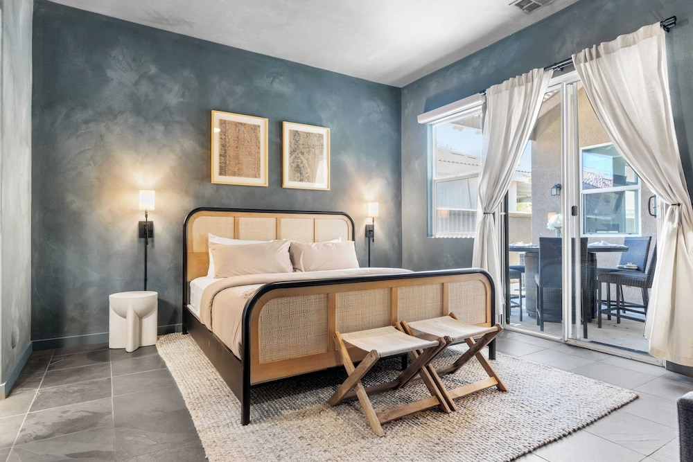 Designer Desert Oasis w/ Pool, Hot Tub, Outdoor Lounge The Riley by Avantstay