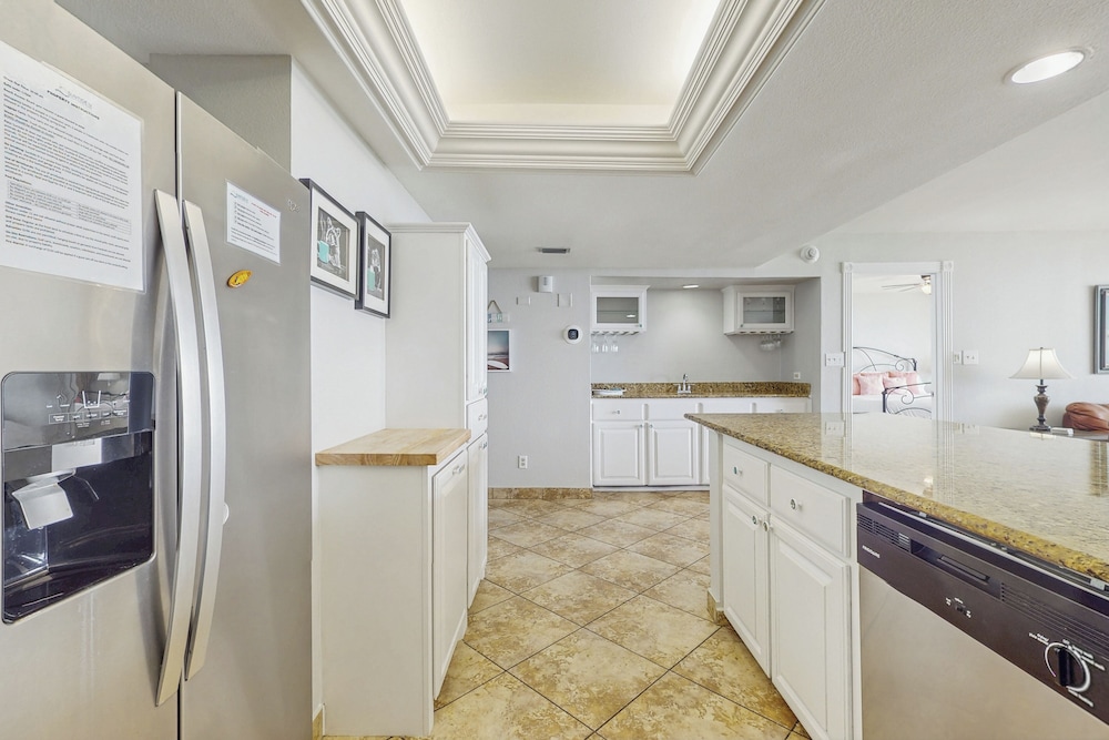 3BR Beachfront Condo w/ Pools & Balcony