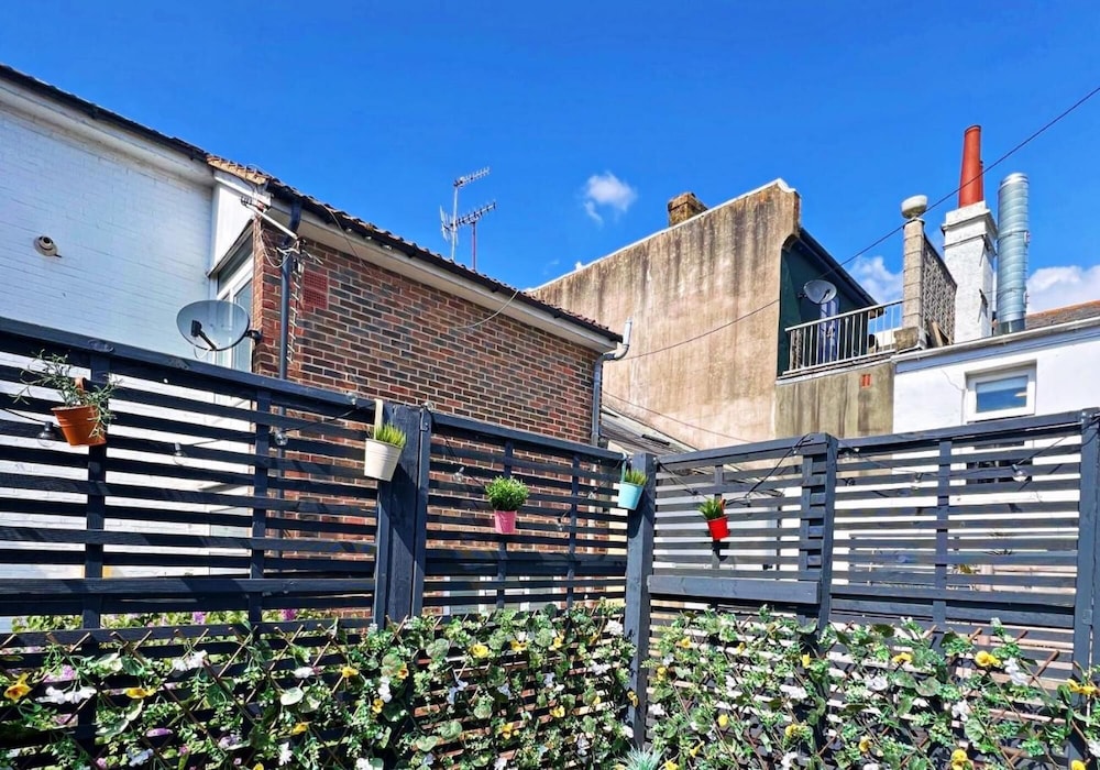 Sunny Cottage - Central Brighton Lanes - Sleeps 6 to 8 Guests view 3