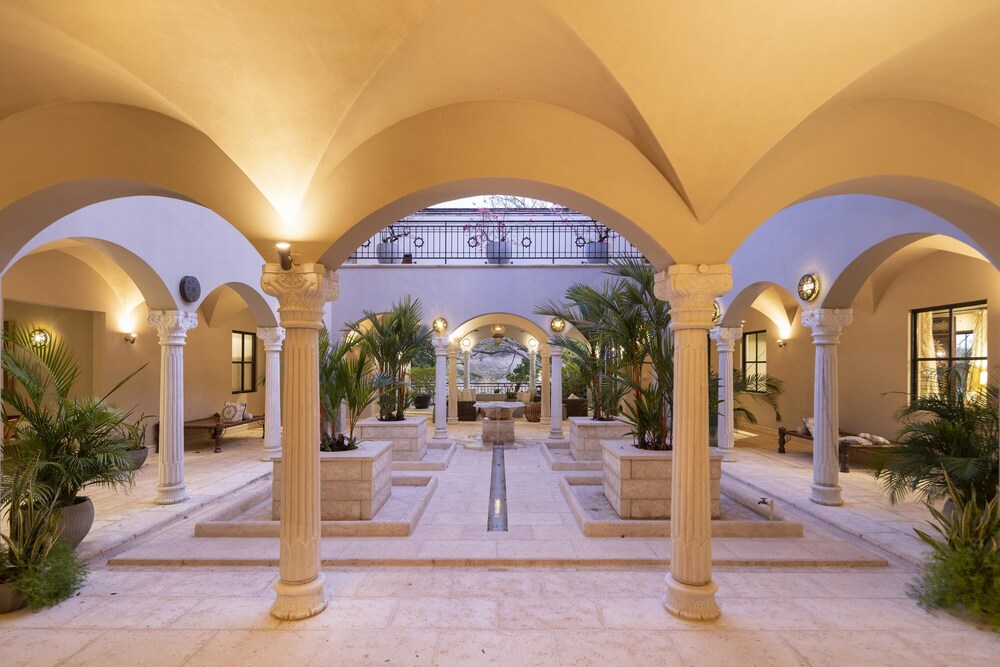 Arcos Del Mar Beachfront