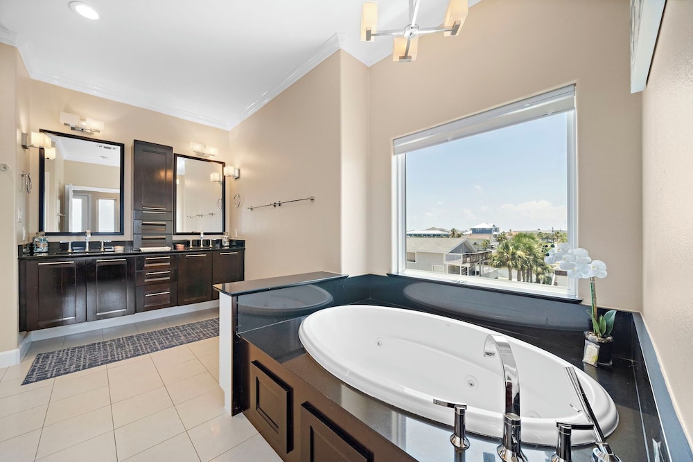 Blue Marlin Bayfront Retreat by Ryson Vacation Rentals