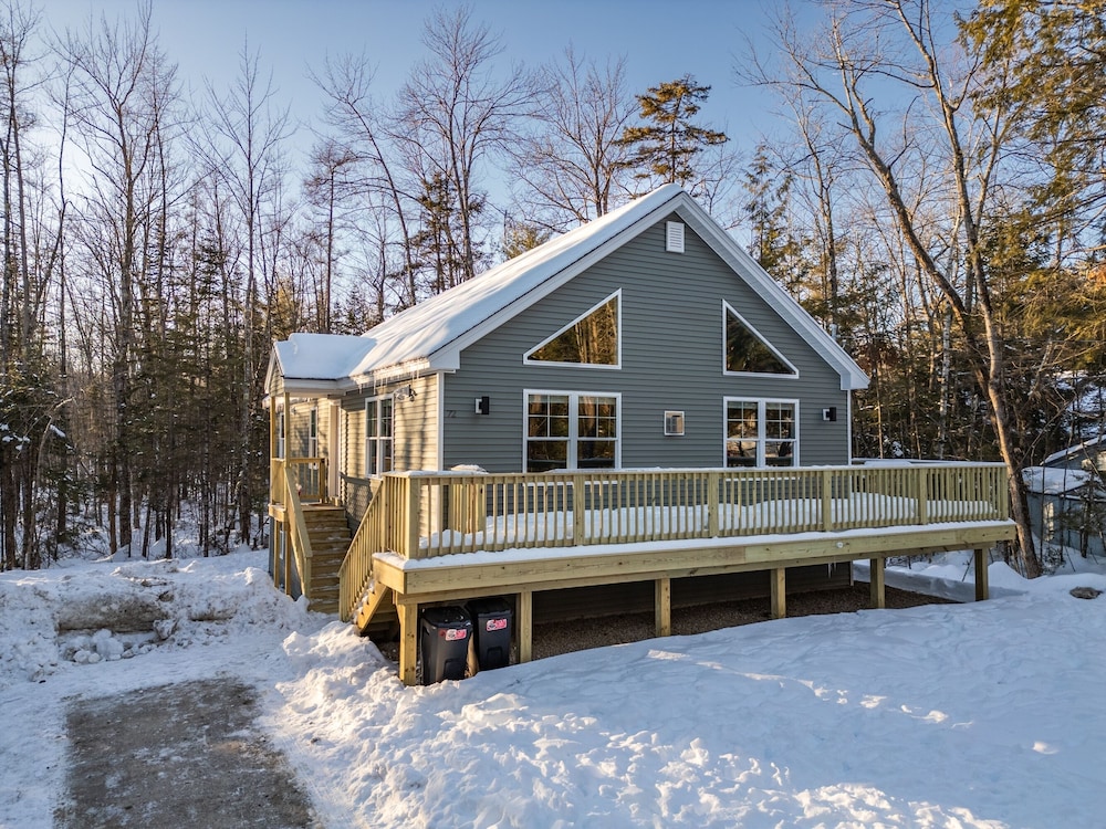 Unwind At Our Beautiful Sanctuary Scenic Views 3 Bedroom Home by RedAwning view 4
