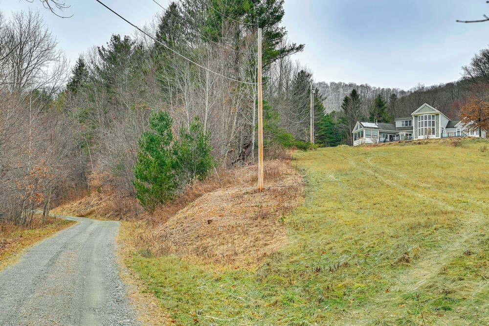 Mountain Views & Fire Pit: Sandgate Getaway