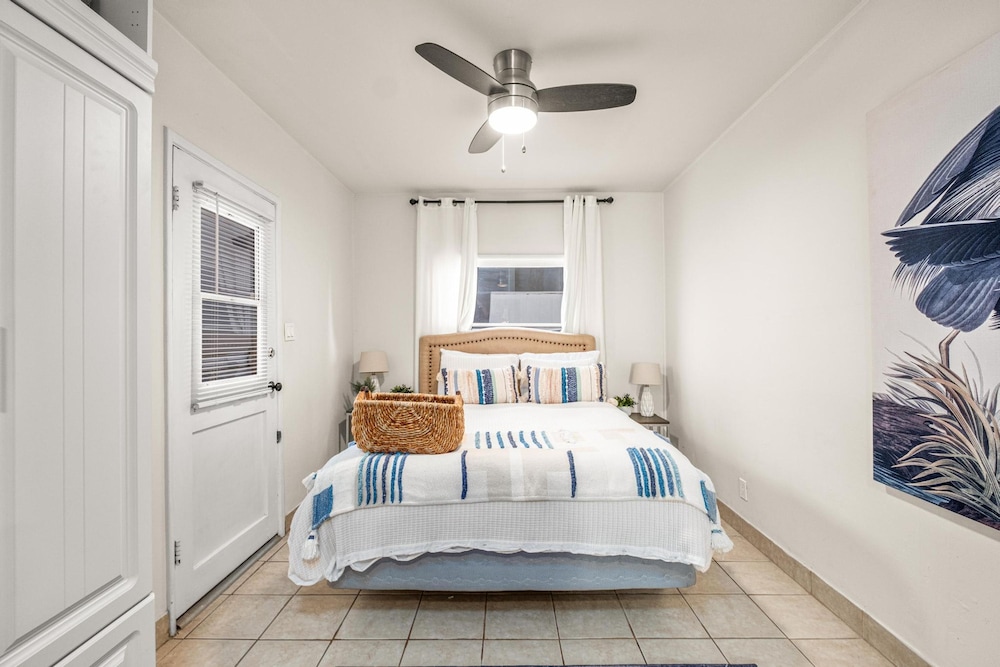 Beachside Apt With Laundry Steps to the Shore