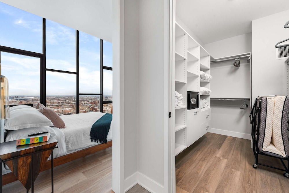 Skyline Penthouse Duo 6 Bedrooms for Large Groups