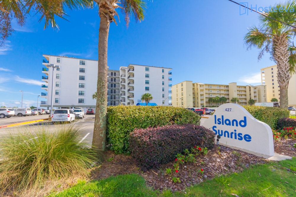 Hotel Island Sunrise Condos by Hosteeva - Image 1