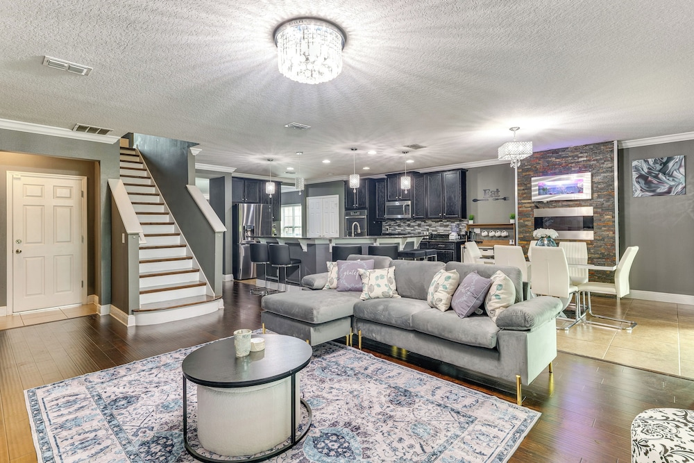 Sleek Family Home Near Orlando Theme Parks