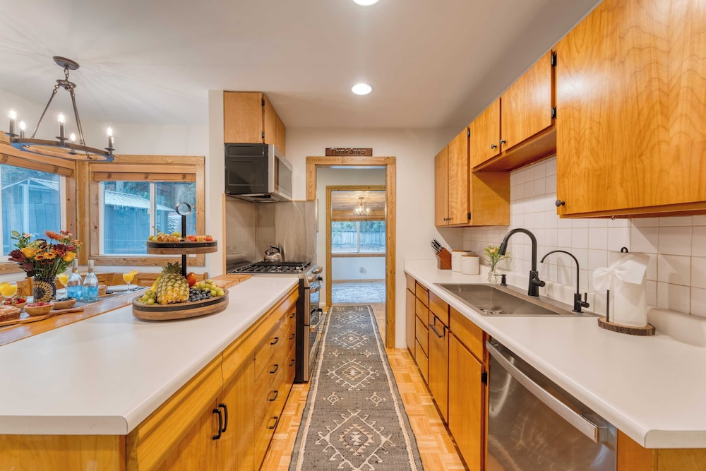 Westlake Cabin by Avantstay Hot Tub, Near Skiing, Walk to Restaurants & Lake!