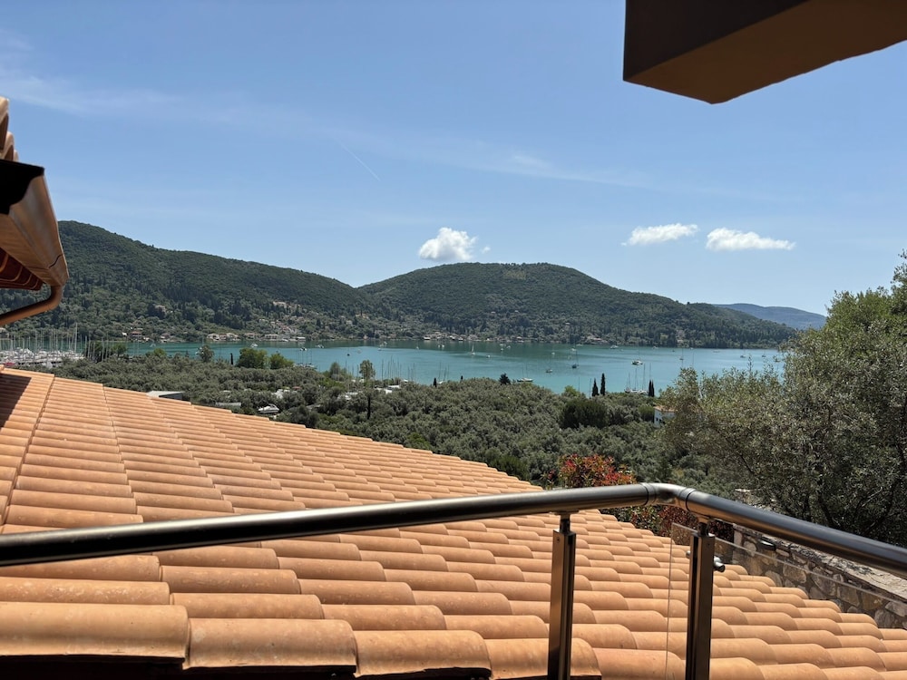 Smaragdine Blue Villa