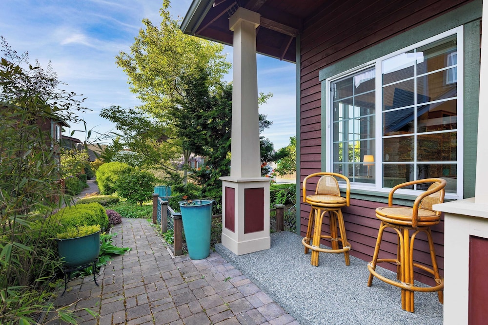 Sunny Backyard, Fireplace, Coastal Access in Peaceful Neighborhood Near Shopping