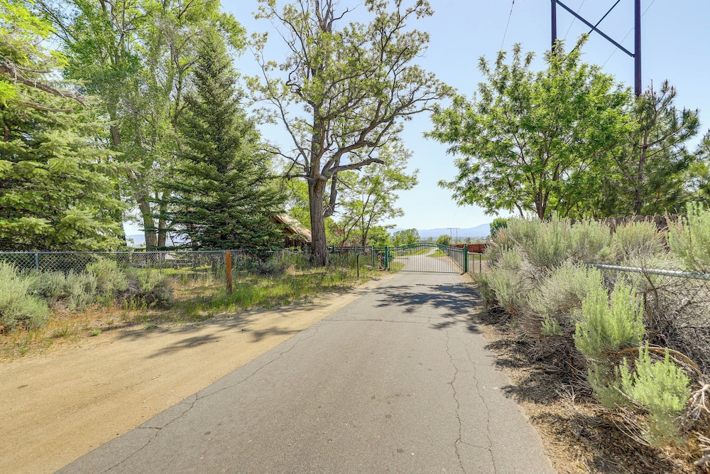 Sierra Nevada Mtn Views: Gardnerville Getaway